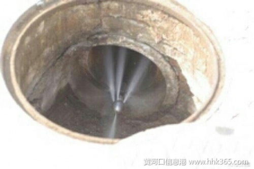 马桶管道疏通片怎么安装(马桶疏通软管的用法)