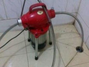 管道疏通器疏通下水道怎么使用(管道疏通器的用法)