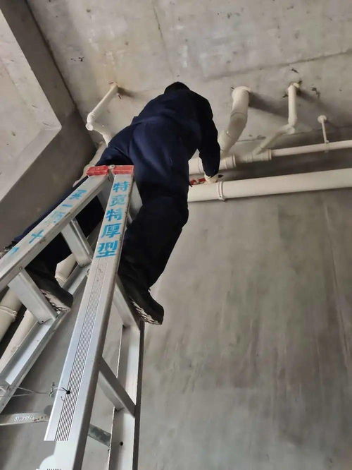衣架怎么拆开疏通管道(衣架如何取下来)