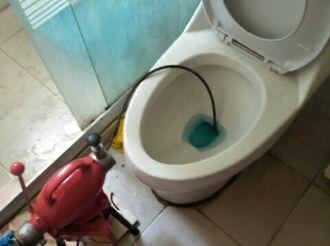 马桶管道解冻怎么疏通(马桶水管冻住了怎么解决)